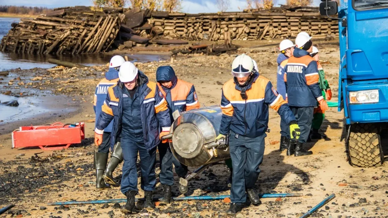Спасатели на учениях по ликвидации разливов нефтепродуктов. Фото: предоставлено ГКУ «Ямалспас»