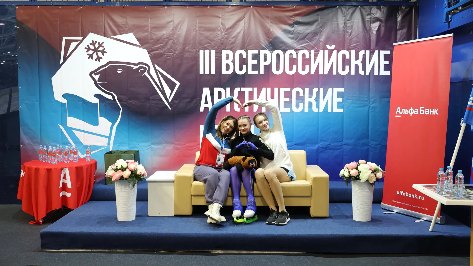 Баллы за свои выступления спортсменки ждали на специальном диване. Фото: Андрей Ткачёв / «Ямал-Медиа»