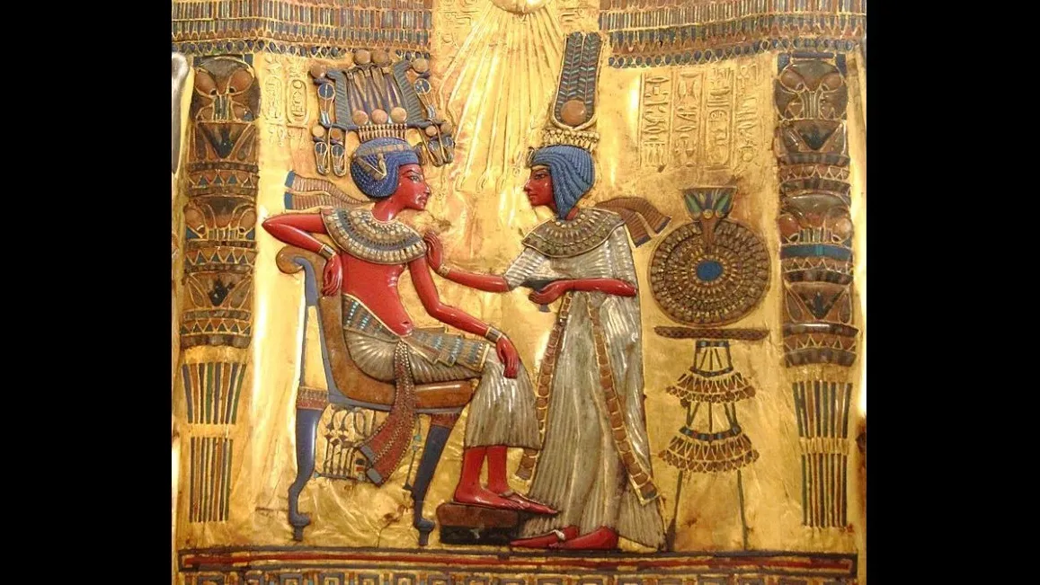 Фрагмент спинки золотого трона (Тутанхамон с женой). Фото: Djehouty / ru.wikipedia.org