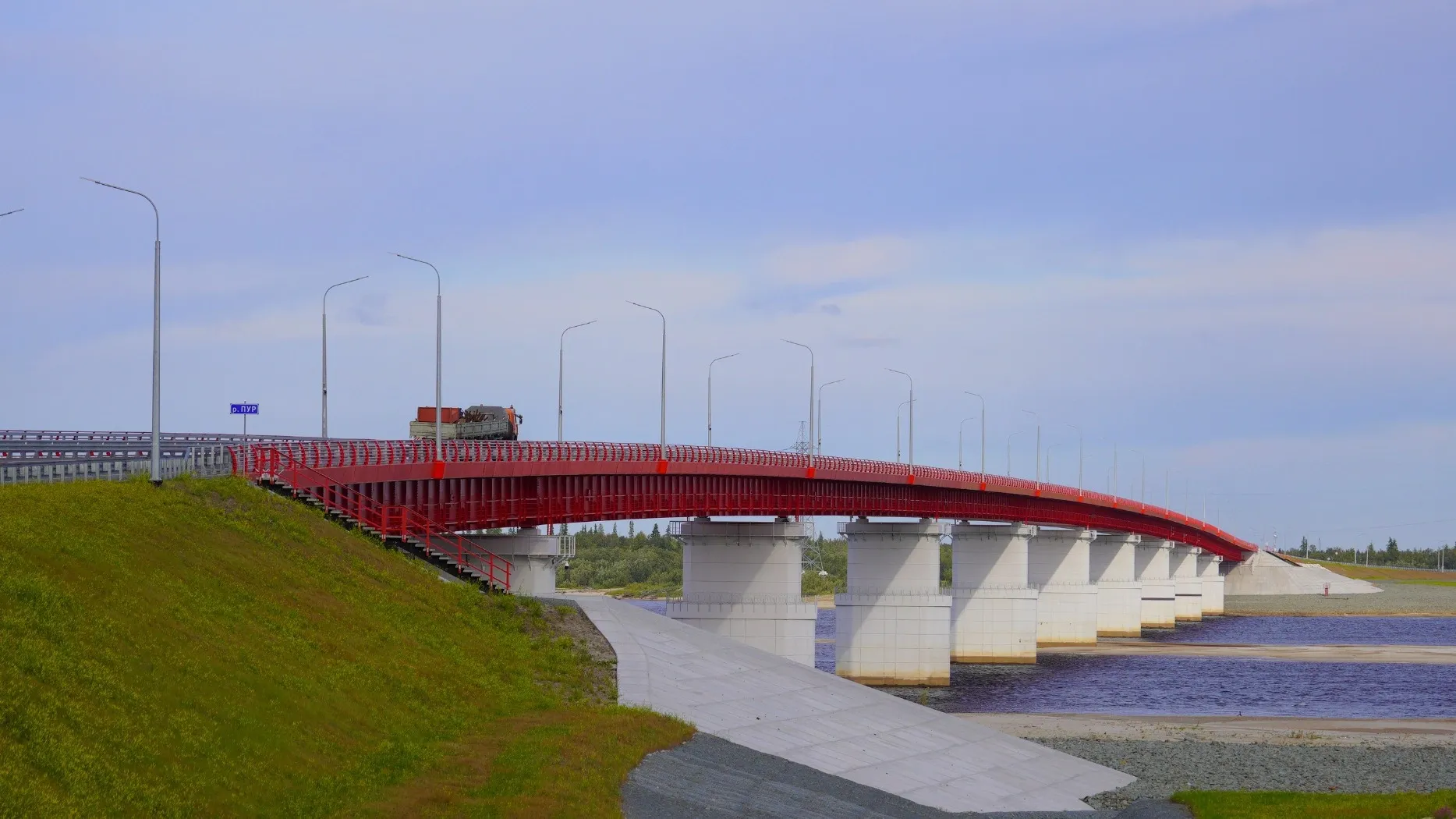 Пуровский мост возвели на частные средства почти вдвое раньше срока. Фото: Юлия Чудинова / «Ямал-Медиа»