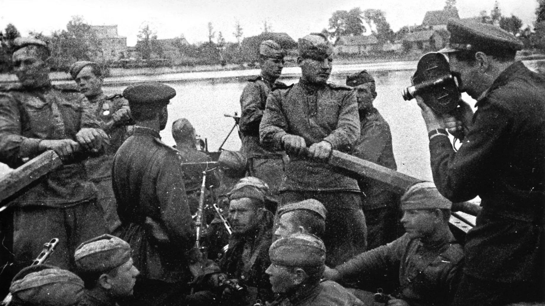 Съёмка форсирования реки Лиелупе в Латвии советскими войсками. 1944 год. Фото с сайта waralbum.ru