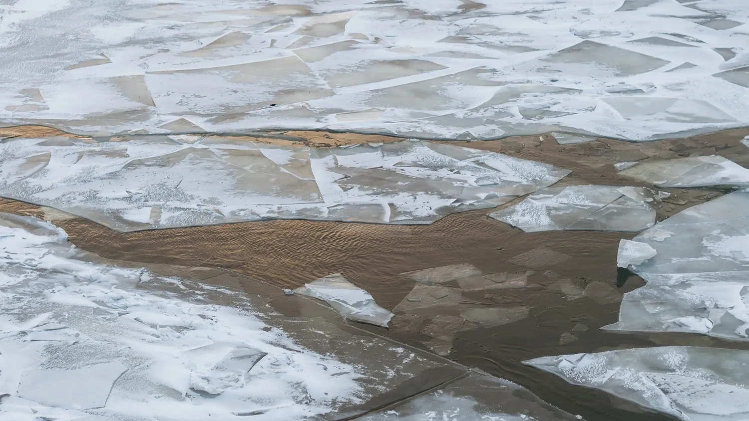Лёд на ямальских реках только намерзает, выезжать на него - опасно для жизни. Фото: Dorozhkina Anna / shutterstock / Fotodom