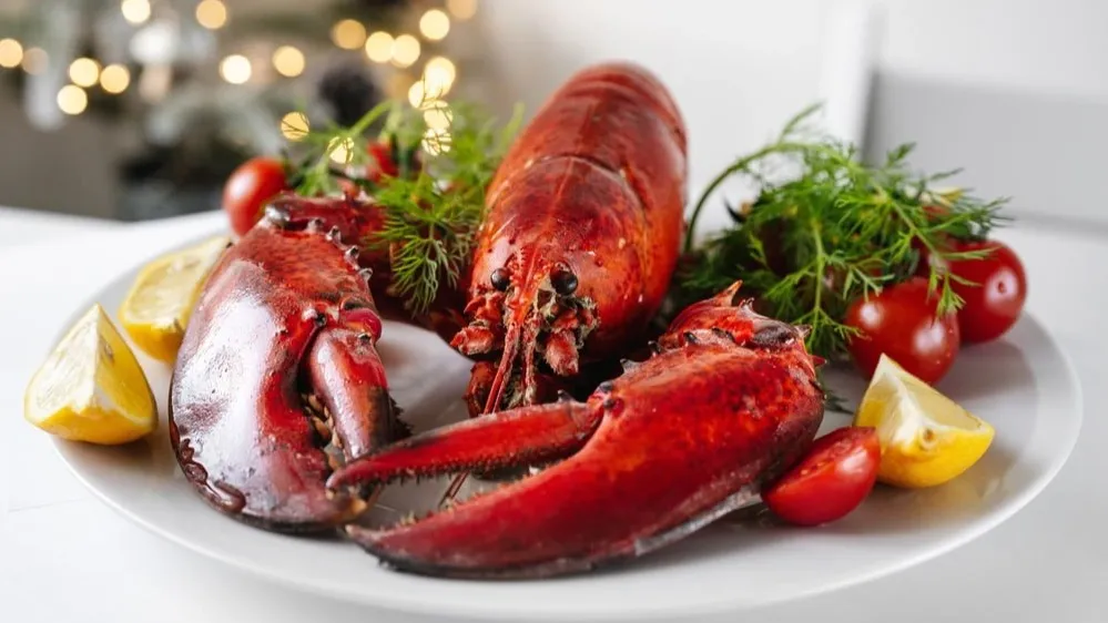 Блюда «с клешнями» на новогоднем столе не приветствуются. Фото: Kattecat/Shutterstock/Fotodom
