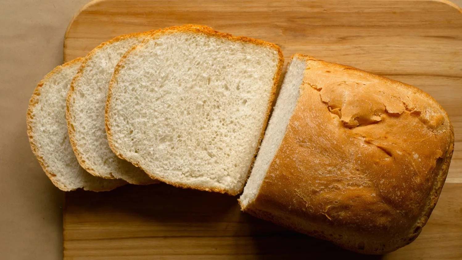 За смену в пекарне выпекают около 100 буханок хлеба. Фото: kevin brine / shutterstock.com / Fotodom