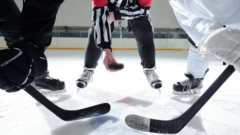 "Огненные" хоккеисты начали сезон со встречи с «Металлургом» из Череповца. Фото: Pressmaster / shutterstock / Fotodom