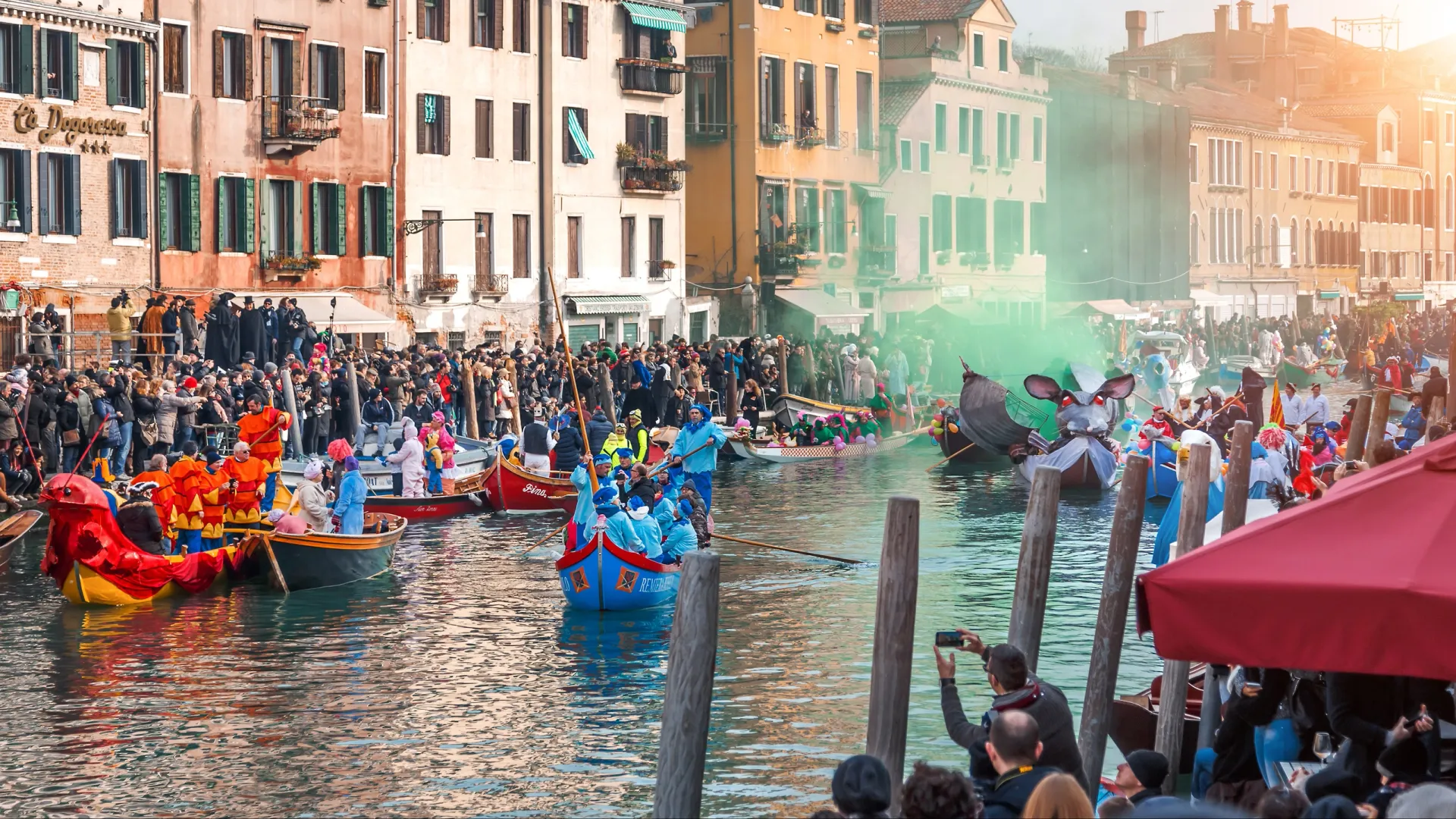 Гондола в форме крысы напоминает о тяжелых временах в истории Венеции. Фото: Toniki / Shutterstock / Fotodom