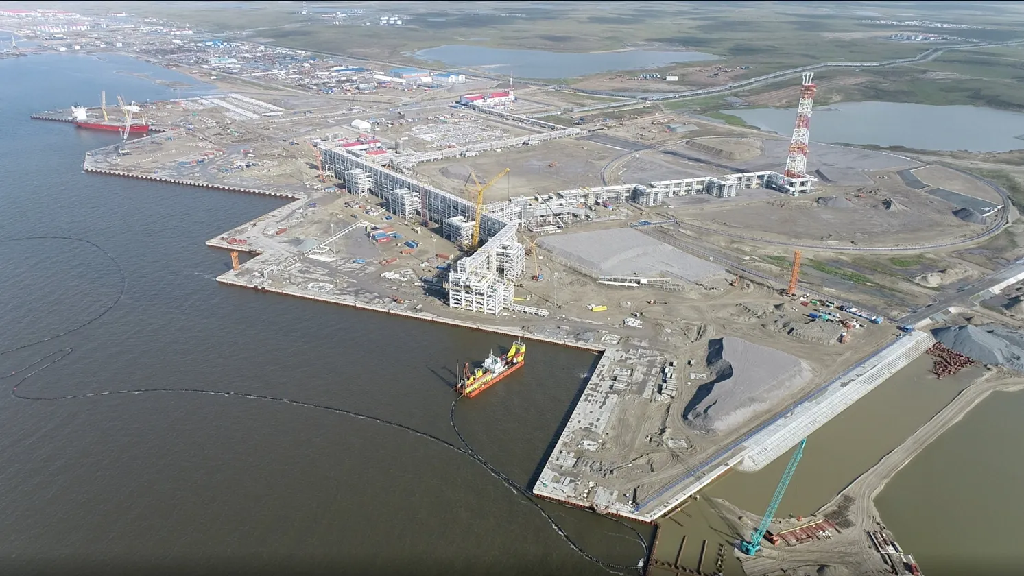 Гыданский полуостров, вид на площадки, на которых разместят линии завода «Арктик СПГ 2». Фото: ПАО «Новатэк»
