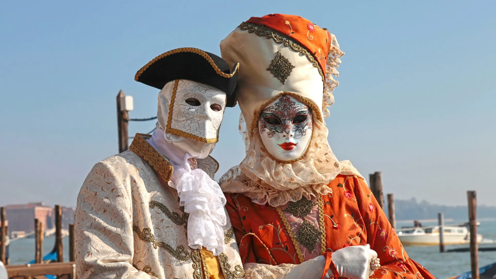 Кавалер и дама в масках баута и мута на карнавале в Венеции. Фото: InnaFelker / Shutterstock / Fotodom