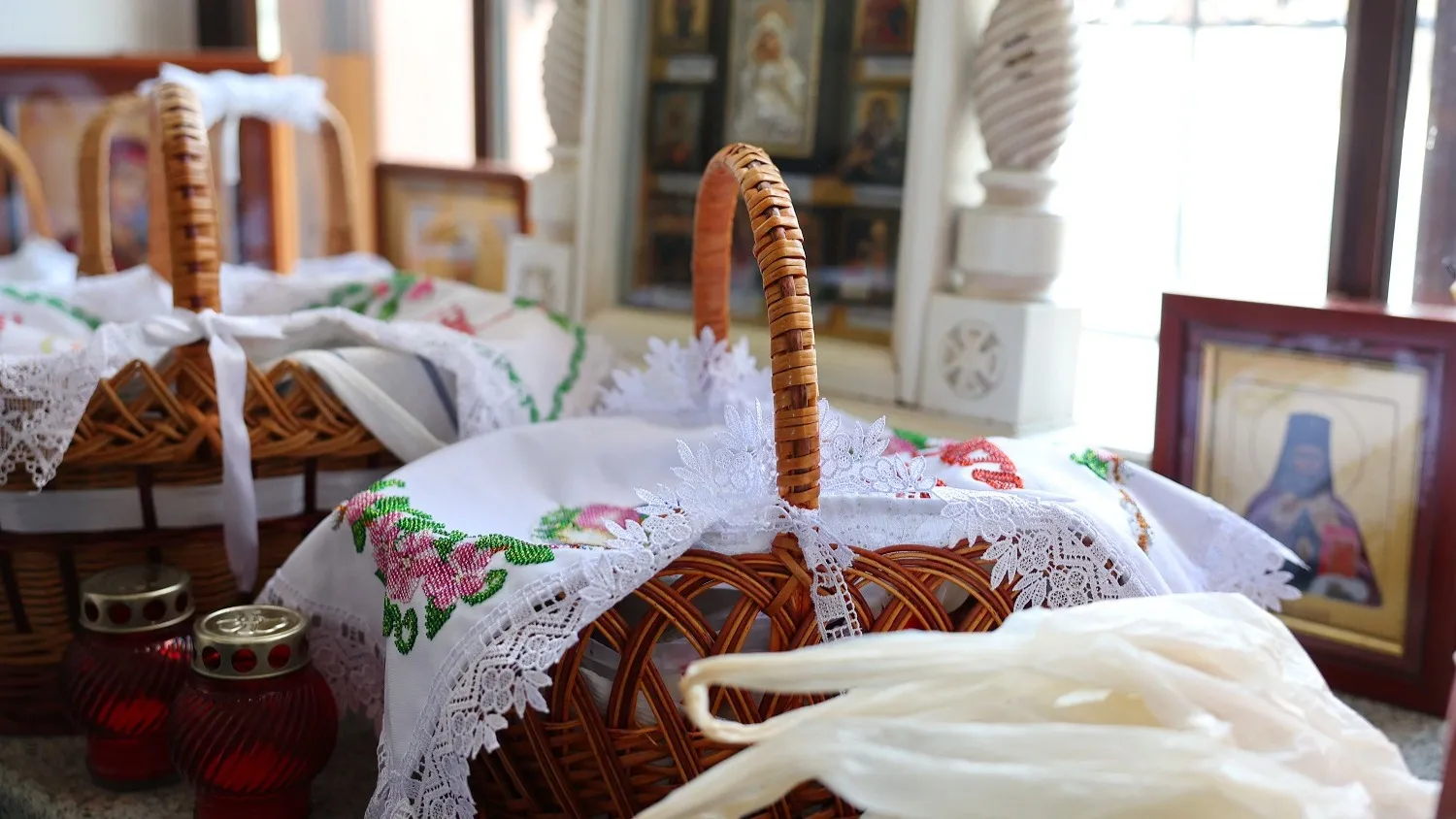 Люди приносят продукты в церкви для освящения.  Фото: Андрей Ткачёв / «Ямал-Медиа»