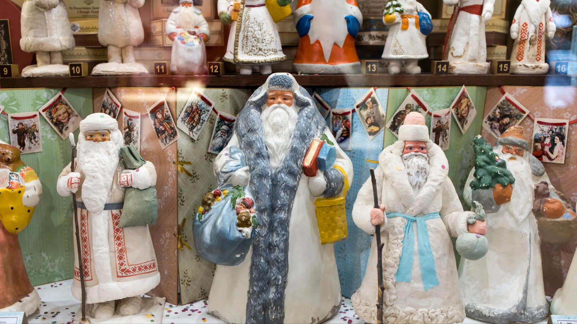 Коллекция фигурок Деда Мороза из коломенского музея. Фото: Elena Rostunova / Shutterstock / Fotodom