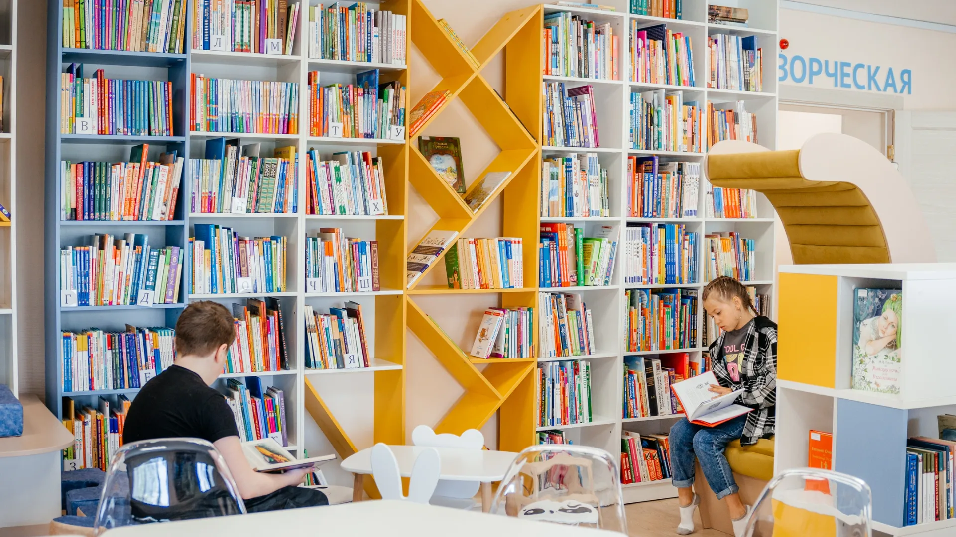Библиотека в Харпе после глобальной модернизации приняла первых посетителей. Фото: Юлия Чудинова / "Ямал-Медиа"