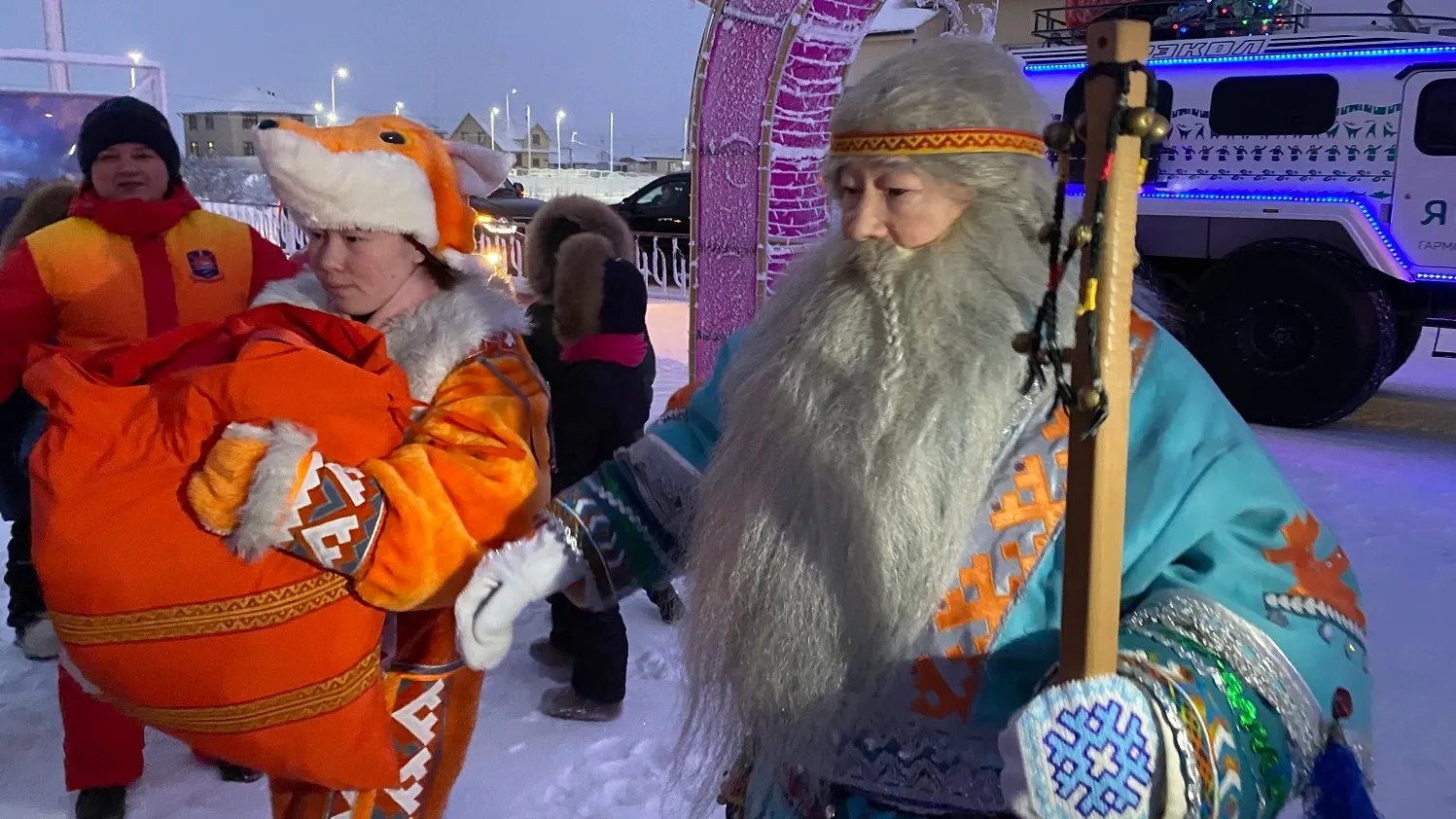 Как и в прошлом году, Ямал Ири лично вручал подарки победителям новогоднего конкурса. Фото: Анастасия Ульянова / архив "Ямал-Медиа"