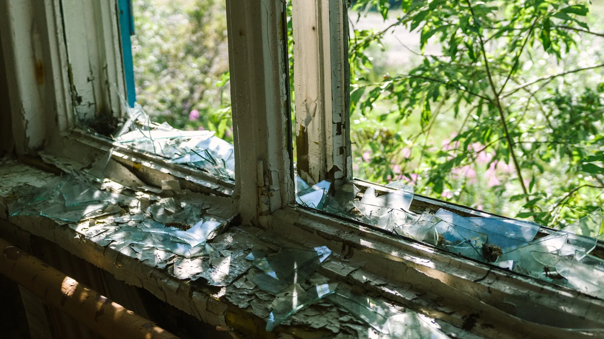 Разбитые окна в ДК. Фото: Юлия Чудинова
