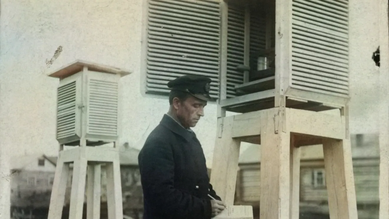Чубынин во время записи наблюдений приборов метеобудки. Фото: предоставлено Государственным архивом ЯНАО