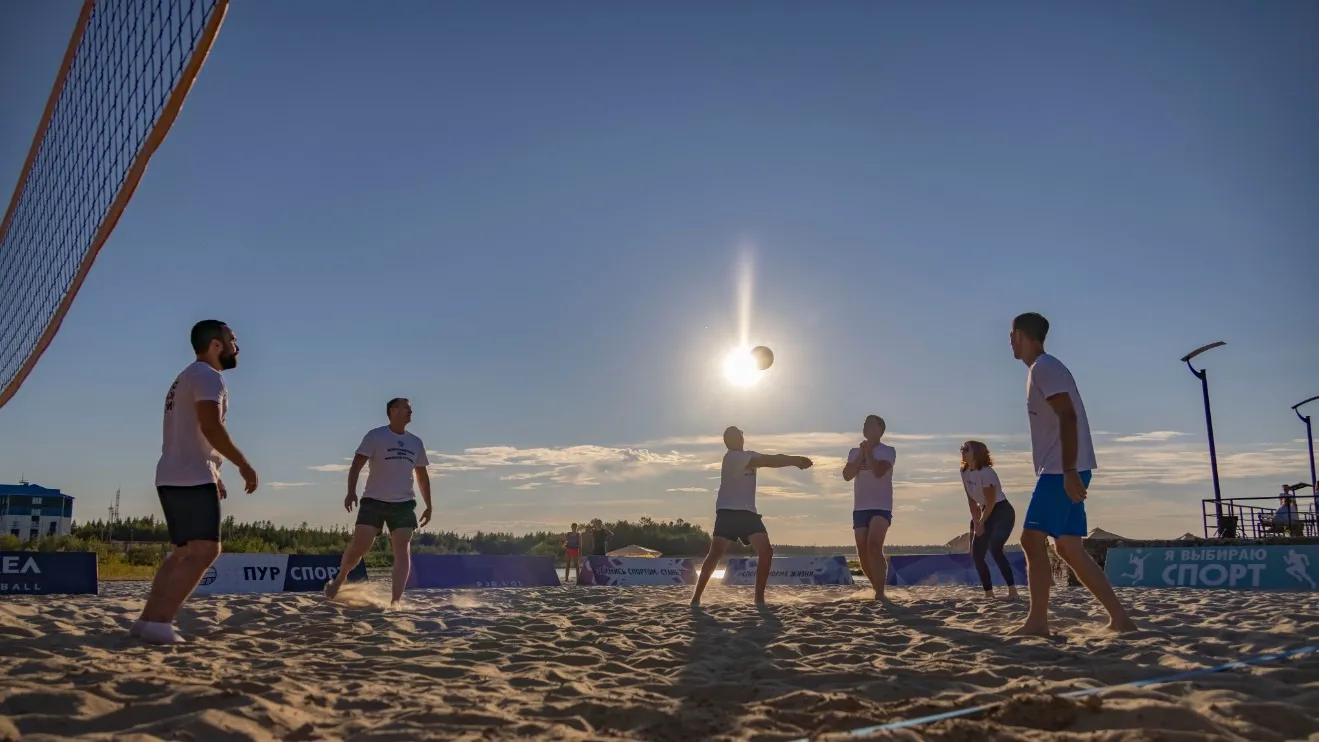 На пляже в Тарко-Сале можно поиграть в волейбол. Фото Светланы Грачевой