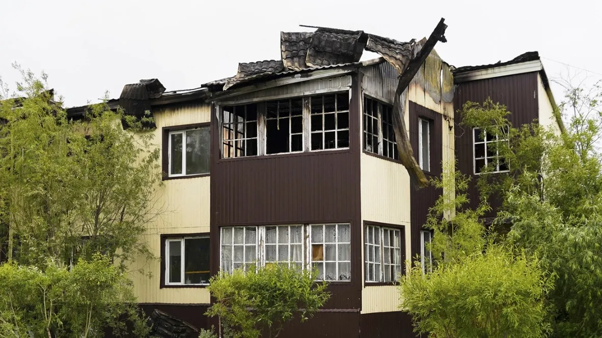 Огонь в одной из квартир разбушевался в час ночи. Фото: администрация Ямальского района,  «ВКонтакте»