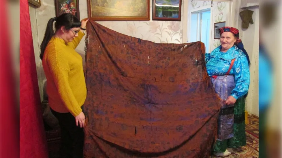 Старинный платок с бахромой настолько большой, что вполне может сойти за диванное покрывало. Фото: Ирина Китаева