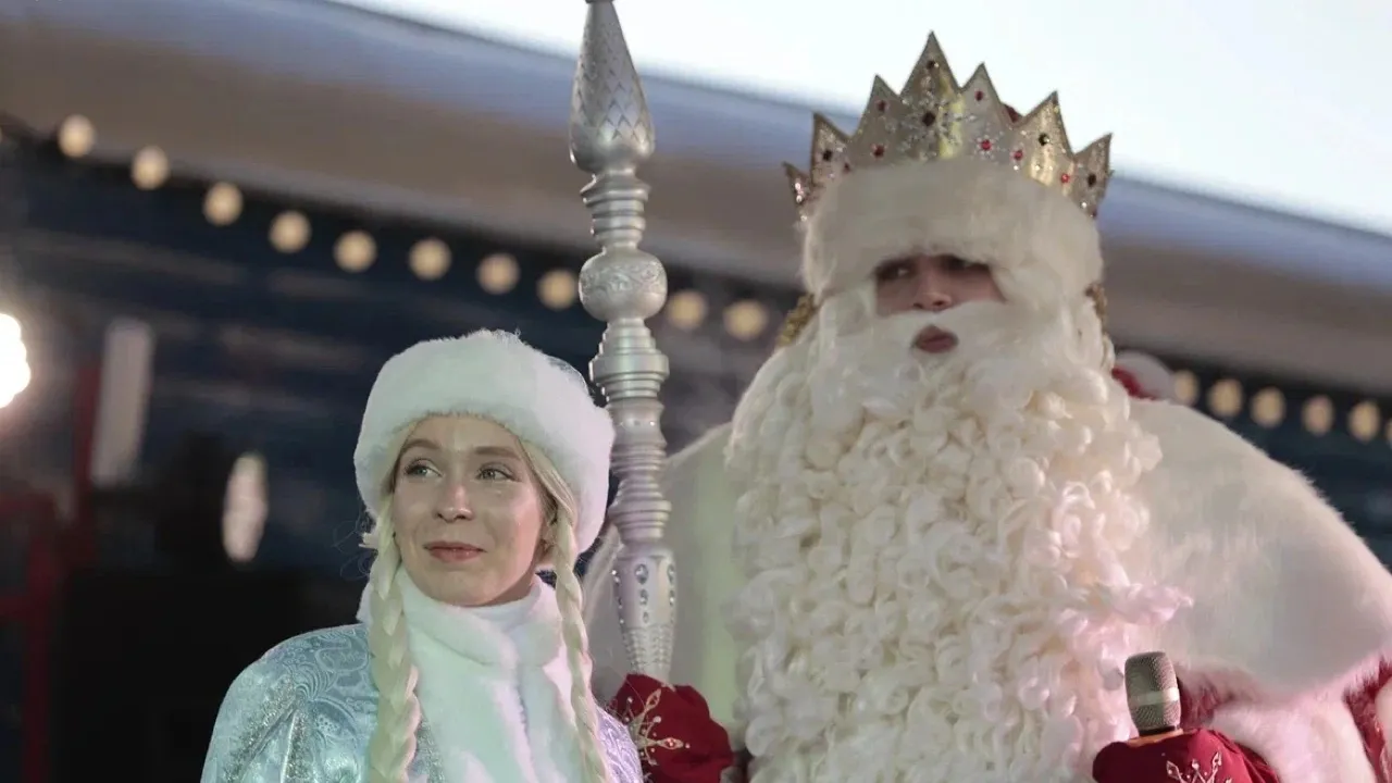 Дед Мороз и Снегурочка устроили для детей два представления. Фото: vk.com/lbt_yanao_ru