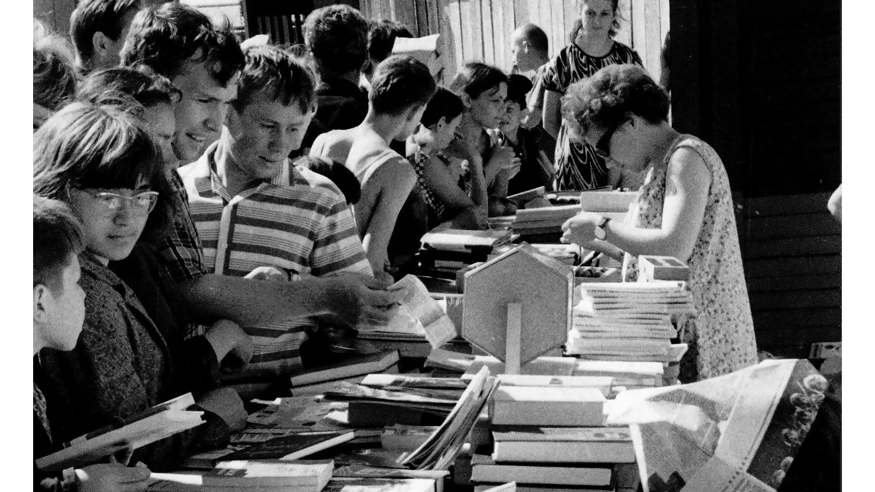 Выставки и ярмарки были излюбленной формой работы библиотекарей. Салехард, 70-е годы. Фото из личного архива Андрея Дробинина