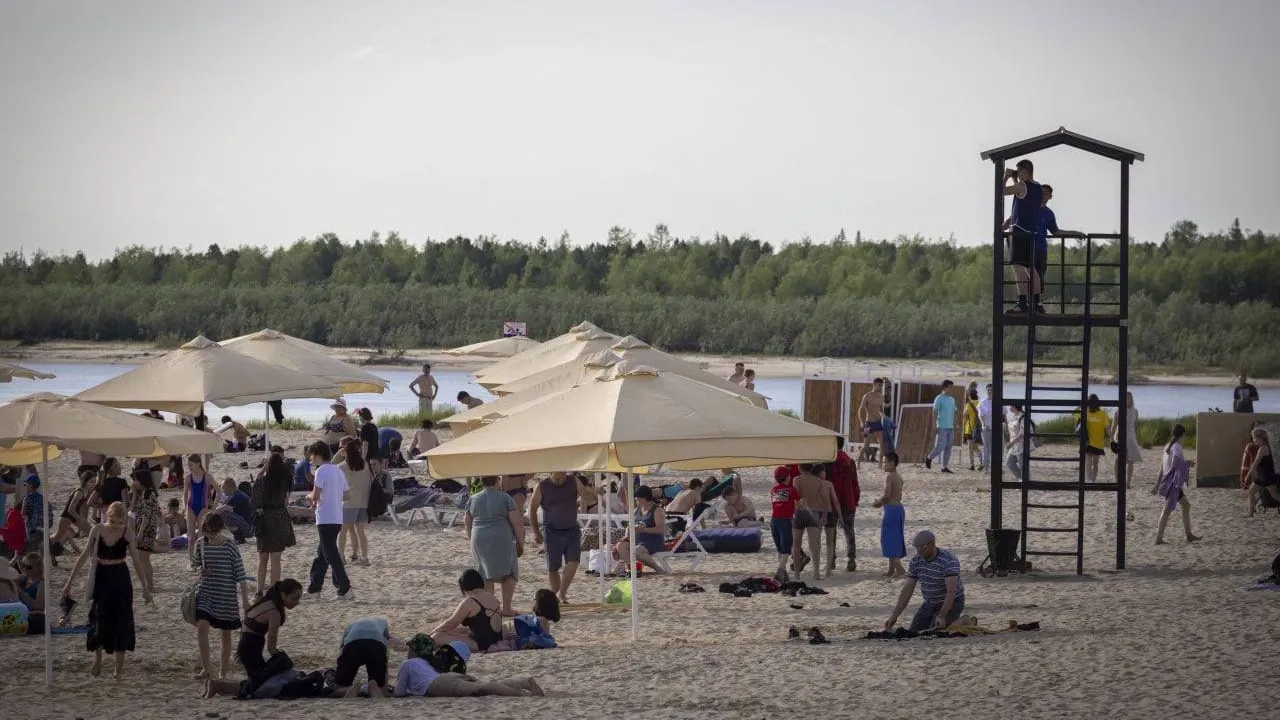 Пляжный отдых в Тарко-Сале. Фото: telegram-канал Антона Колодина