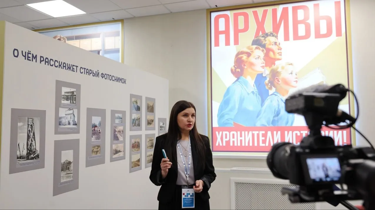 На выставке представлены уникальные грамоты, дипломы, плакаты. Фото: Андрей Ткачёв / «Ямал-Медиа»