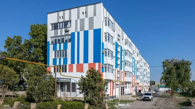 Фасады домов — в цветах российского триколора. Фото: Фёдор Воронов / «Ямал-Медиа»