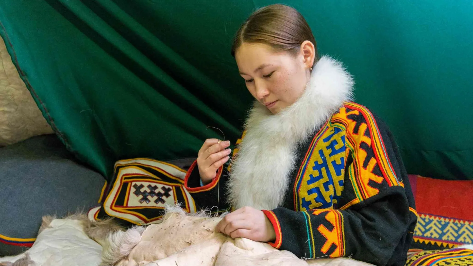 Мастерицами ненецкие женщины становятся с малых лет. Фото: Равиль Сафарбеков