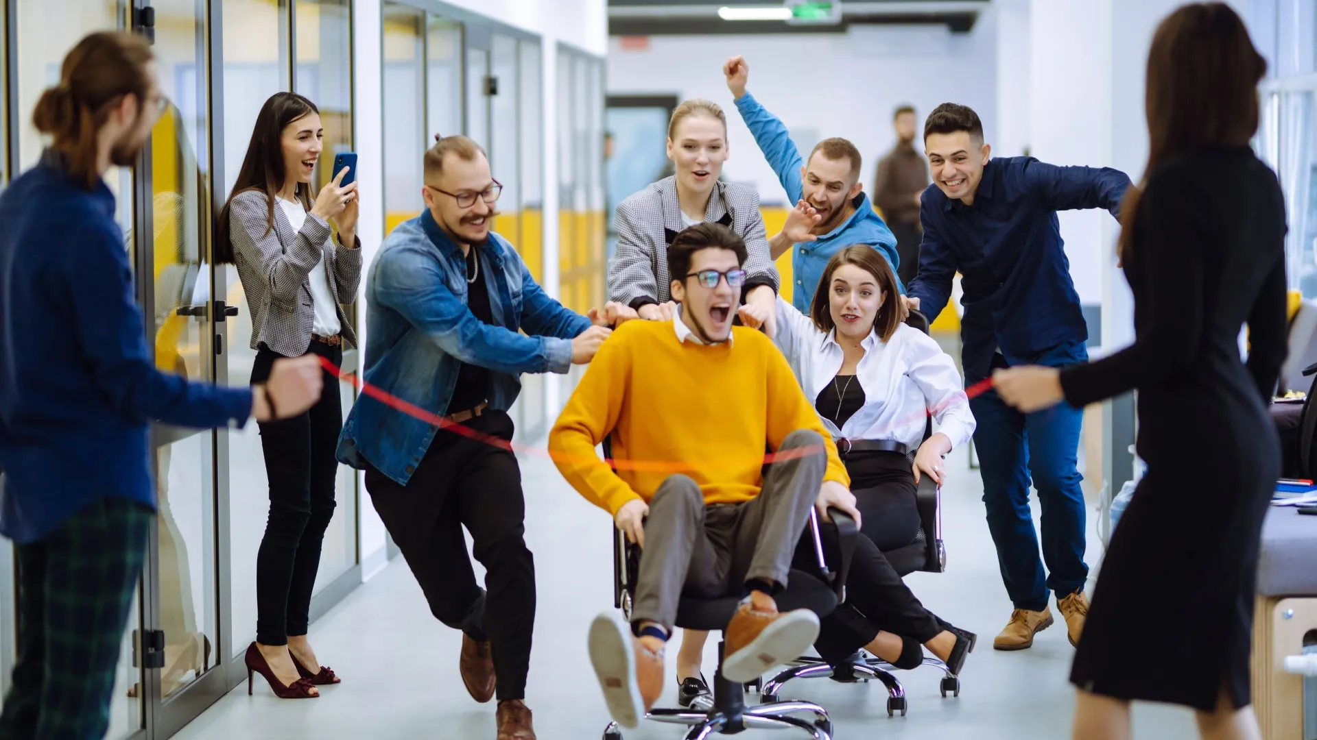 Офисных работников в День дурака сплотят гонки на креслах. Фото: maxbelchenko/Shutterstock/Fotodom