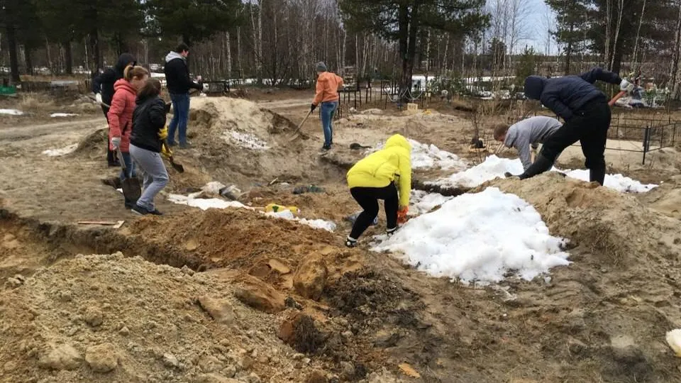 Несколько лет подряд порядок вблизи городского кладбища в Надыме наводили местные волонтеры. Фото предоставлено НМОО «Лучик»