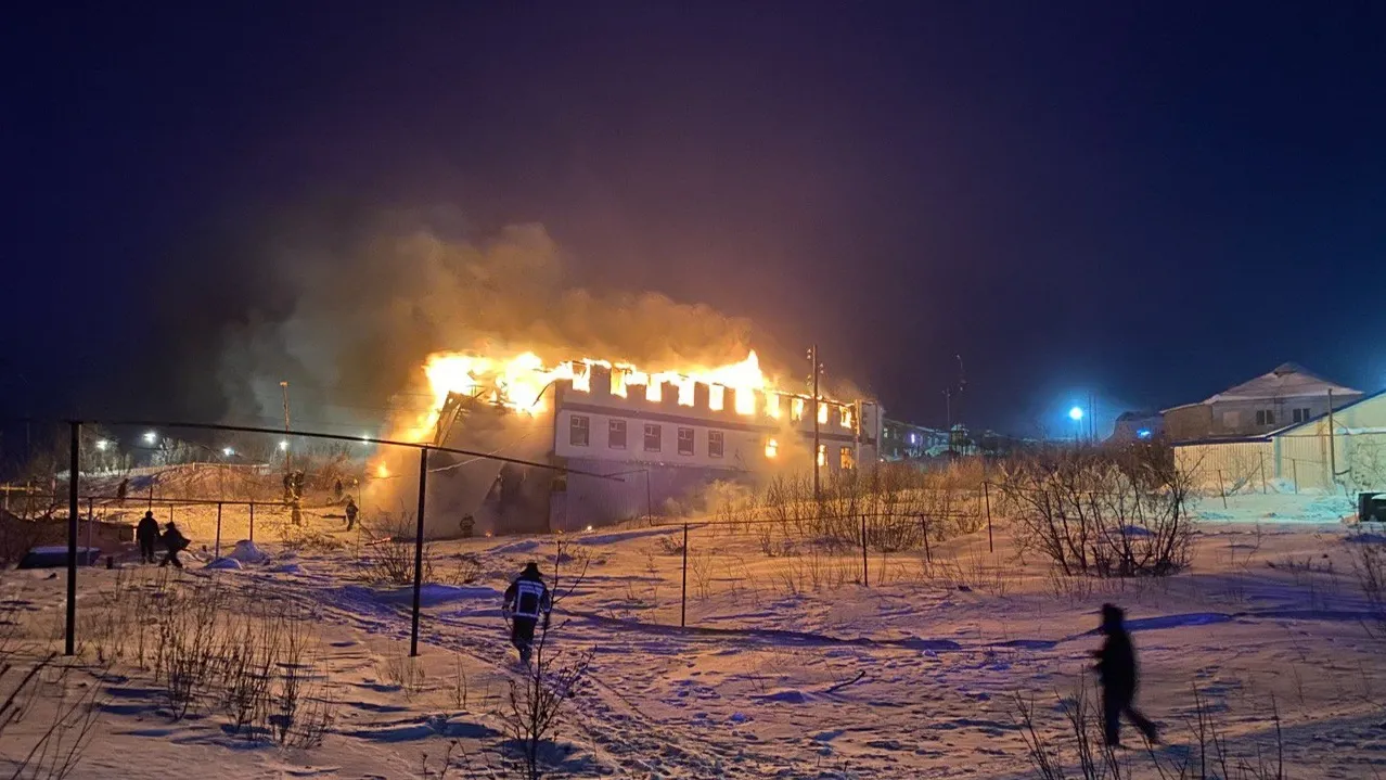 Пожарные приложили все усилия, чтобы не дать огню перекинуться на соседние строения. Фото: Анастасия Ульянова / «Ямал-Медиа»