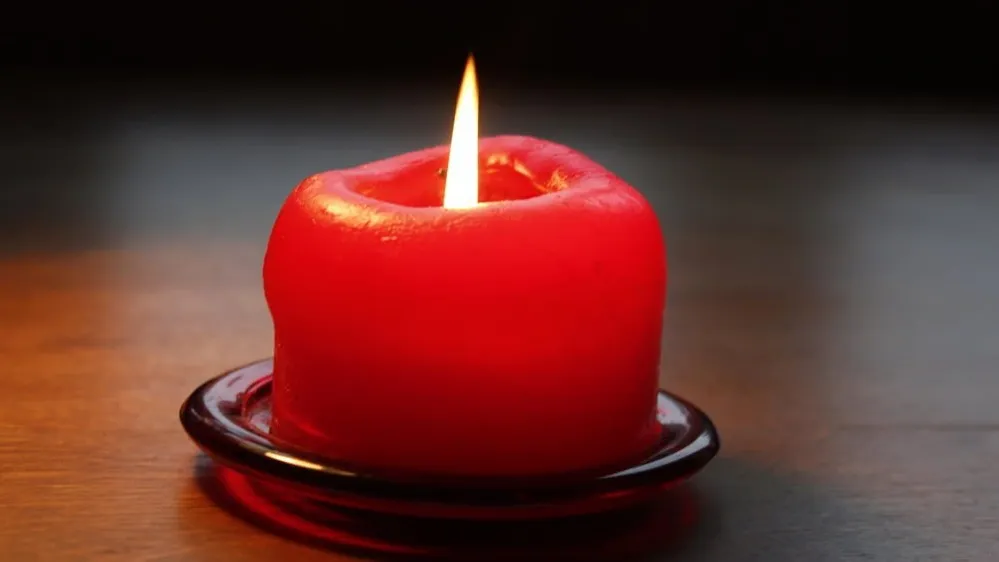 В ритуале на любовь без красной свечи не обойтись. Фото: Giel/Shutterstock/Fotodom