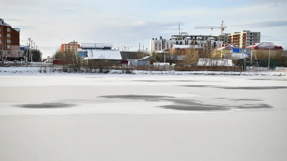 Поверхность водоемов только-только начала покрываться льдом. Фото: Андрей Ткачёв / «Ямал-Медиа»