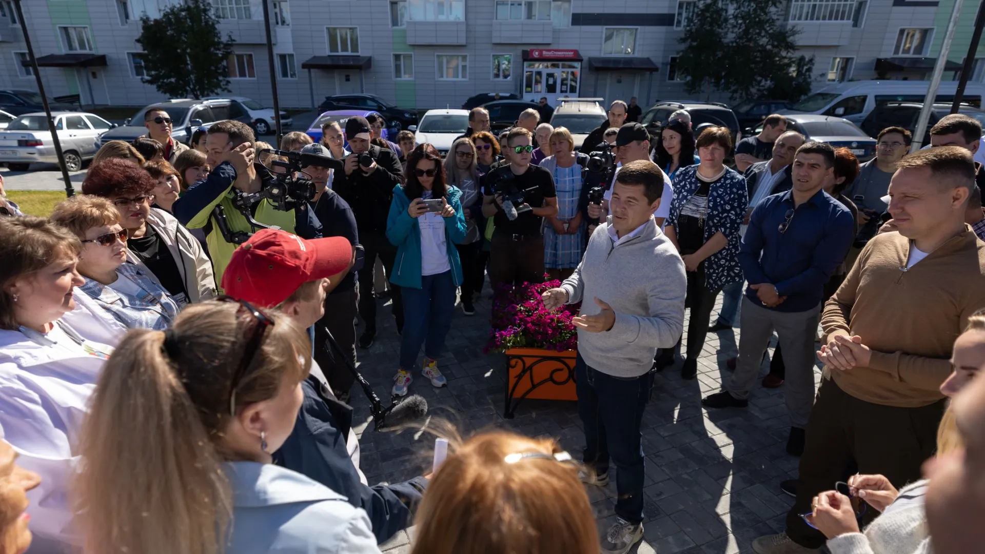 В конце дня Дмитрий Артюхов встретится с горожанами. Фото: Юлия Чудинова / АНО «Ямал-Медиа»