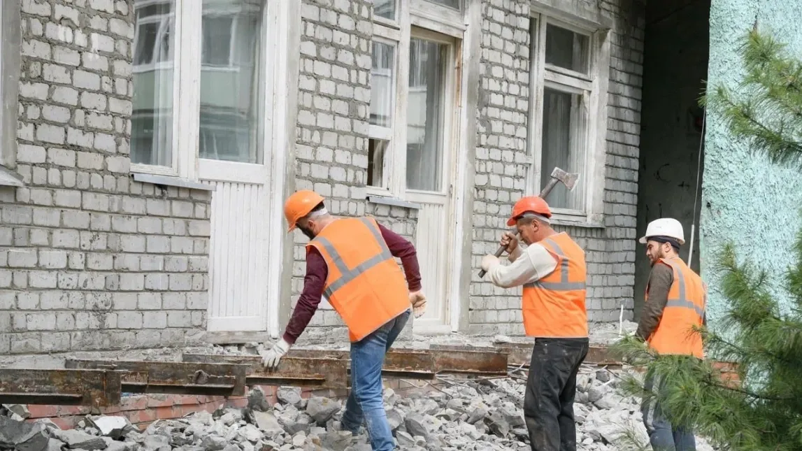 Строители полностью обновят фасад детского сада в Ноябрьске. Фото: личная страница Алексея Романова, «ВКонтакте»
