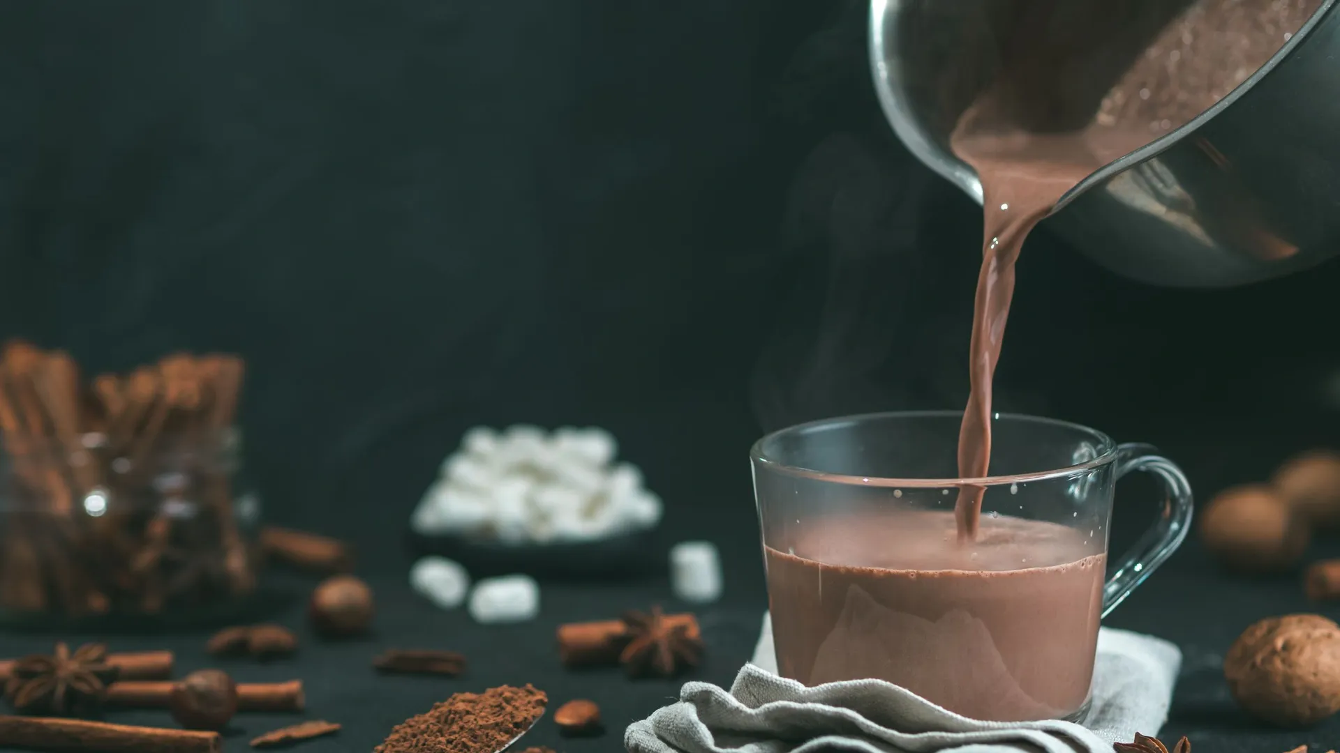 Какао не только вкусный, но и полезный напиток. Фото: Fascinadora / Shutterstock / Fotodom.