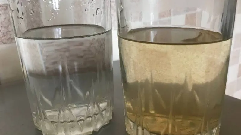 Вода бутилированная и та, что течет из-под крана (справа) тазовчан, очень отличаются. Фото: Анастасия Ульянова / КРАСНЫЙ СЕВЕР 
