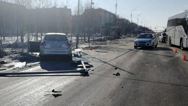 В Муравленко пьяный водитель снес светофор и дорожный знак