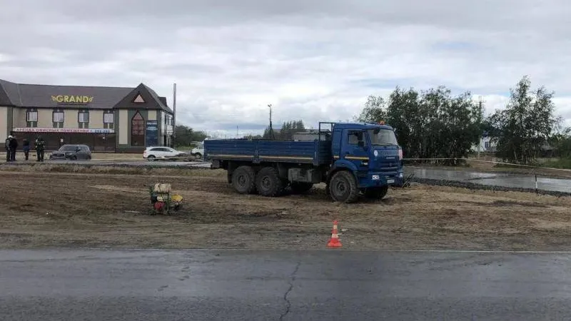 В Новом Уренгое водитель КАМАЗа не заметил дорожного рабочего