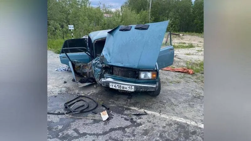 В Лабытнанги «семерка» въехала в столб: пострадали трое