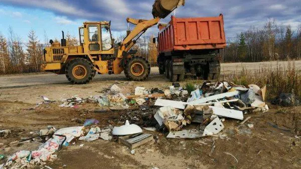 В столице Ямала за лето убрали около двух тысяч тонн мусора