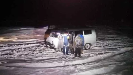 В ЯНАО  спасатели помогли пассажирам заглохшей «буханки» на зимнике