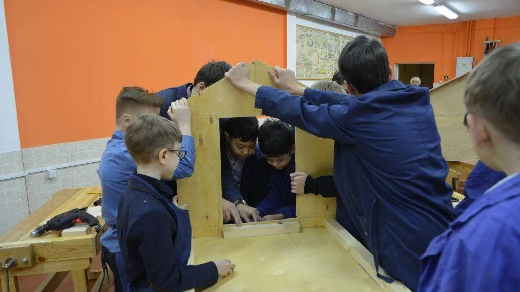 В рамках акции «Всероссийский детский урок» ученики 6 и 7 классов шестой школы соорудили будки для бездомных собак