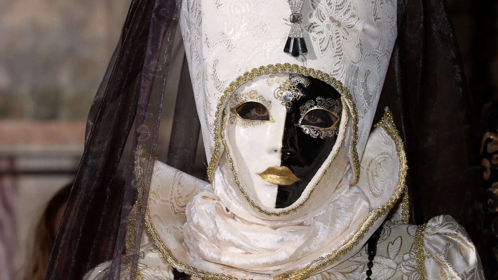 Многие карнавальные маски из Венеции имеют смысл только в ансамбле с костюмом. Фото: Melodia plus photos / Shutterstock / Fotodom