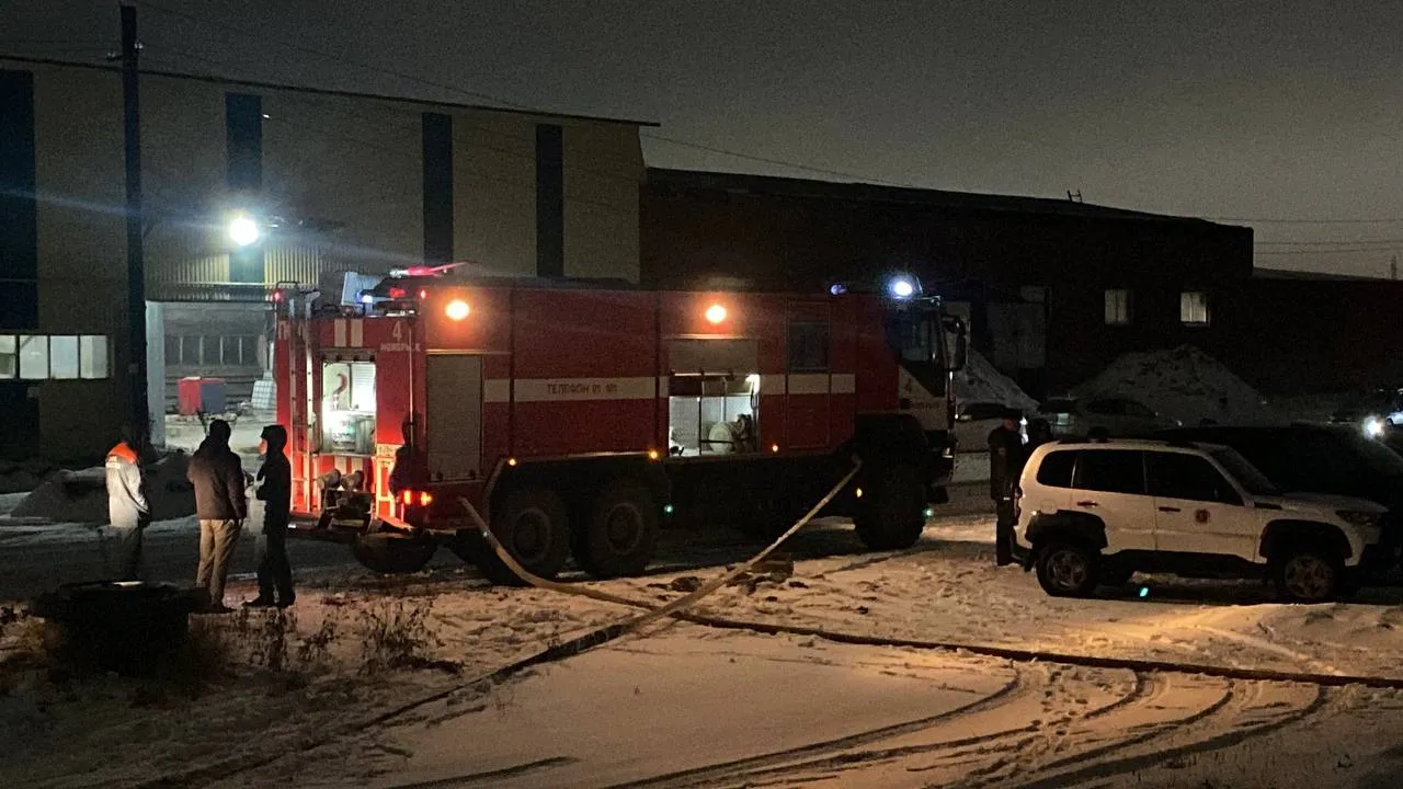 Пожар в автоцентре в Ноябрьске 24 октября. Фото: Ярослав Кудренок / Ямал-Медиа