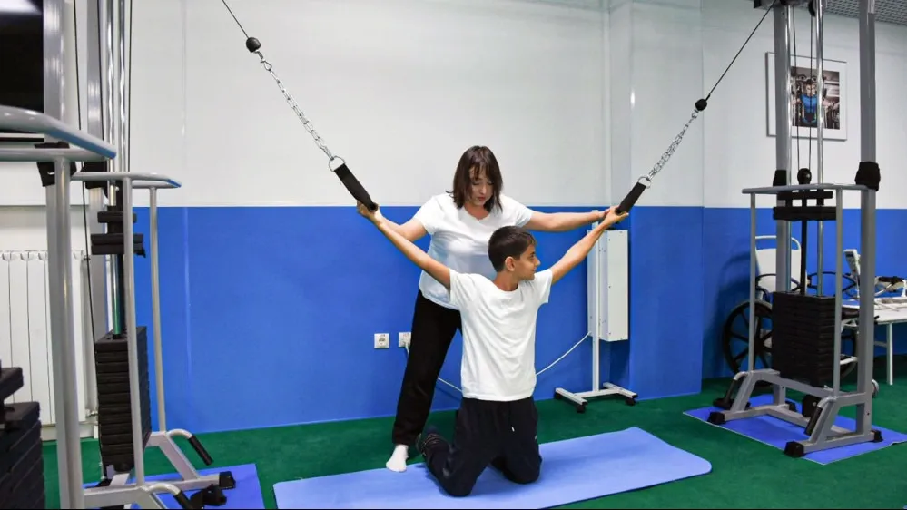 На тренажере можно проработать различные группы мышц спины, сделать растяжку позвоночника. Фото: t.me/yamal_sport_official 
