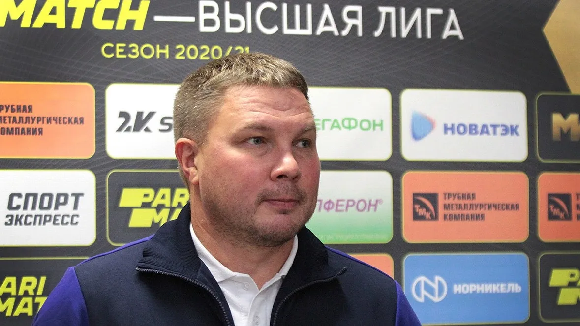 Владимир Кузнецов с 2010 года тренирует футбольную команду из Нового Уренгоя. Фото: t.me/yanaofootball 