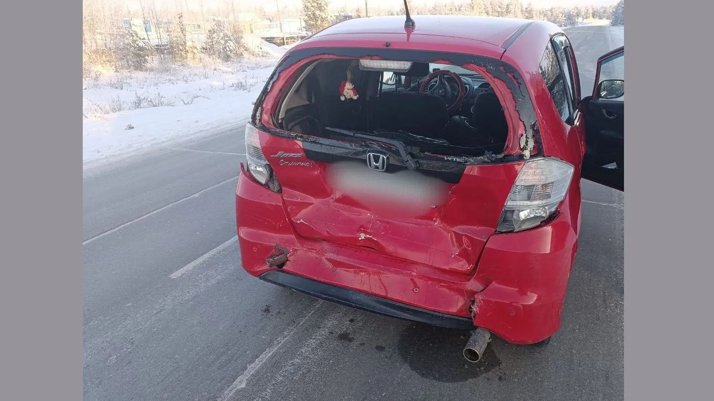 Водителю помятой в ДТП Honda потребовалась помощь медиков. Фото предоставлено Госавтоинспекцией Ноябрьска