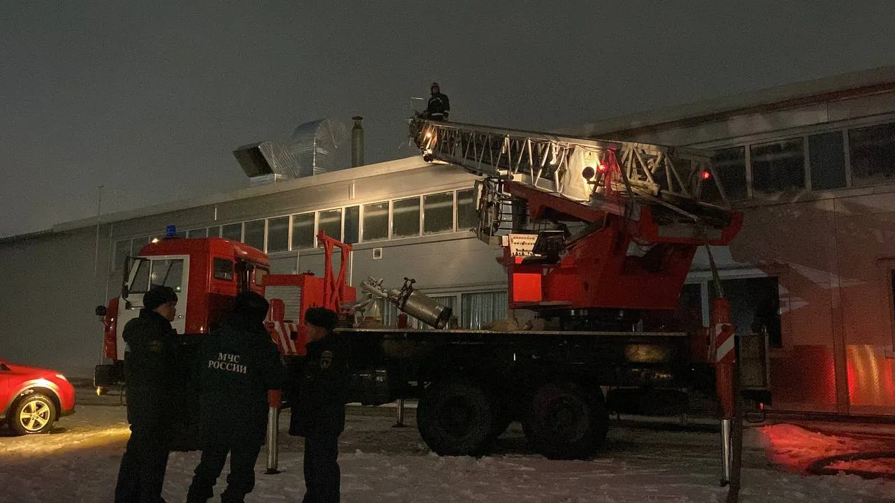 Пожар в автоцентре в Ноябрьске 24 октября. Фото: Ярослав Кудренок / Ямал-Медиа