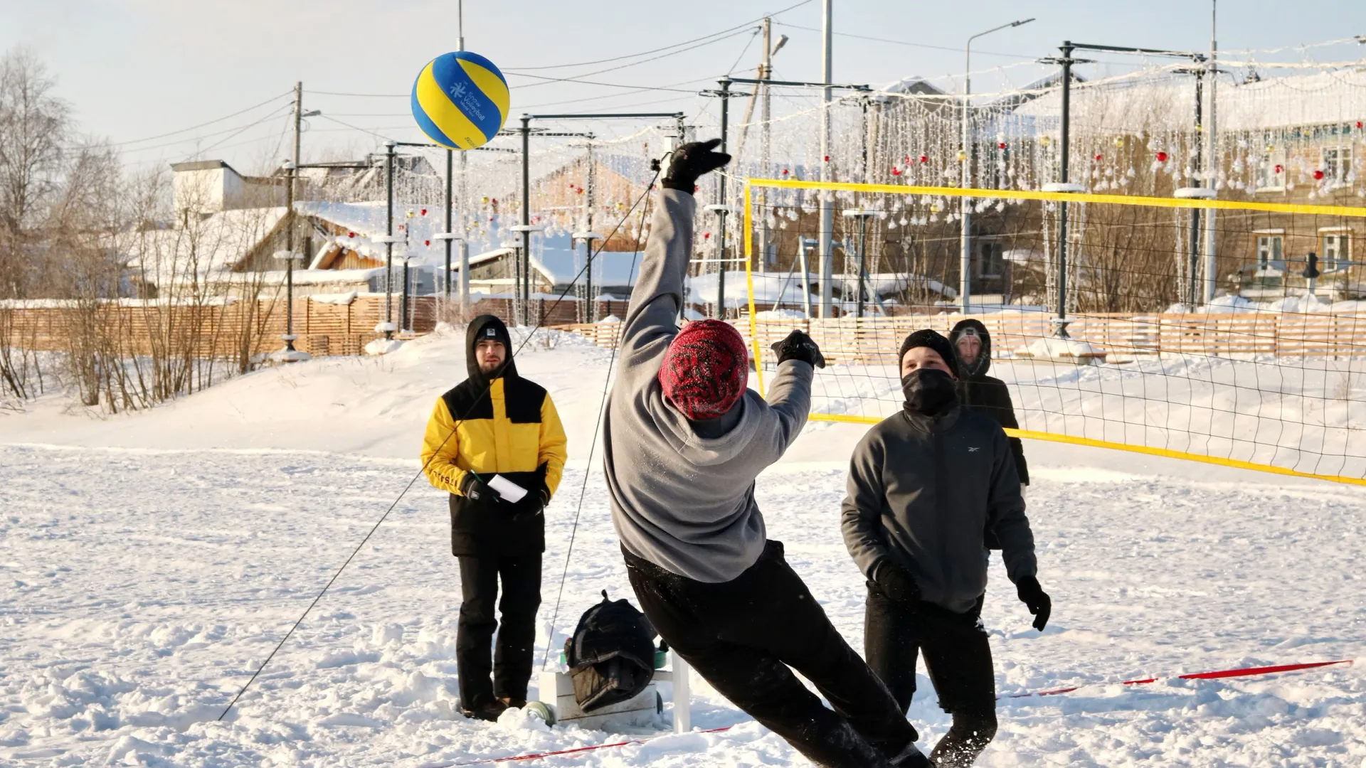 В Салехарде уже проходили волейбольные встречи на снегу. Фото: Василий Петров / «Ямал-Медиа».