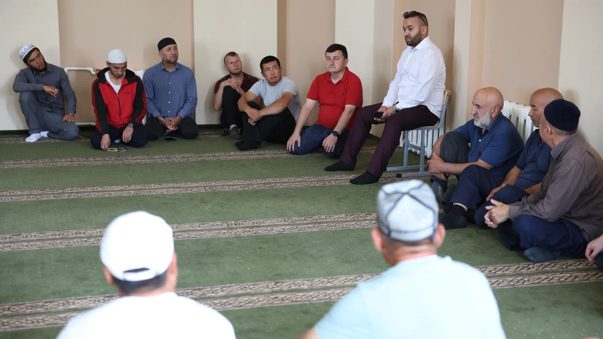 Встреча с мусульманами в мечети Салехарда. Фото: Андрей Ткачёв / «Ямал-Медиа»